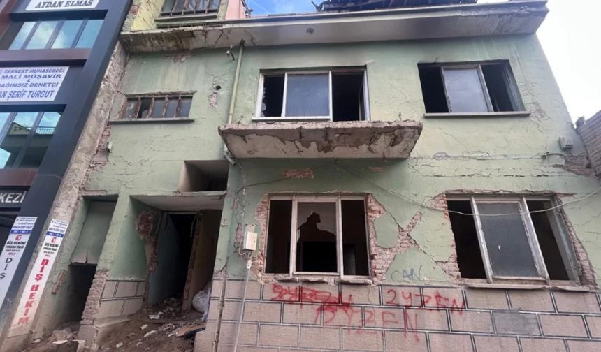 3 yıl sonra ilk kepçe vuruldu| Beklenen yıkım nihayet başladı