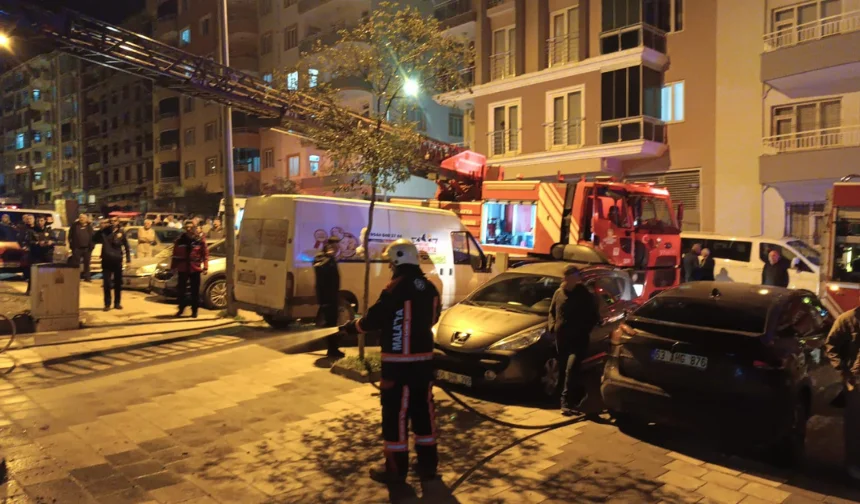 5 katlı apartmanda yangın! Yanan malzemeyi dışarı attılar