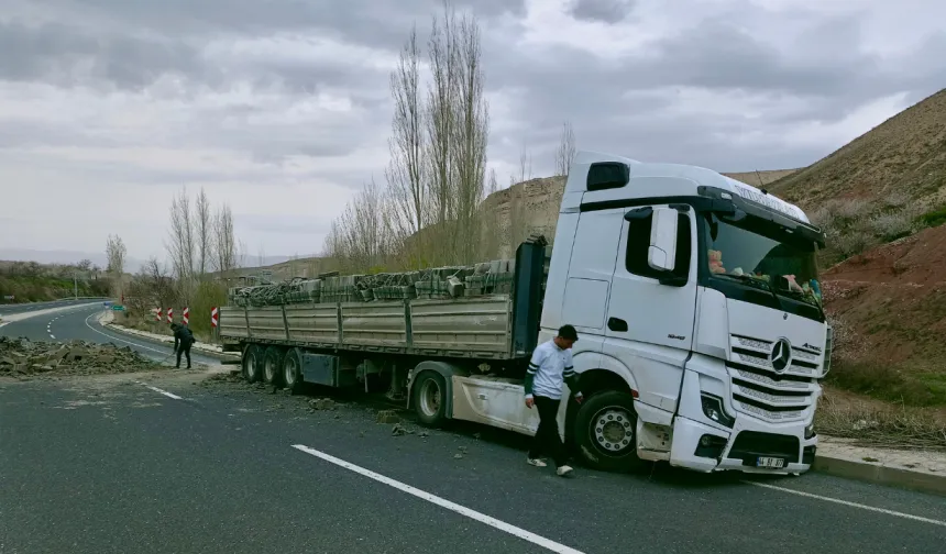 Direksiyon başında uyuyakalınca TIR karşı şeride geçti