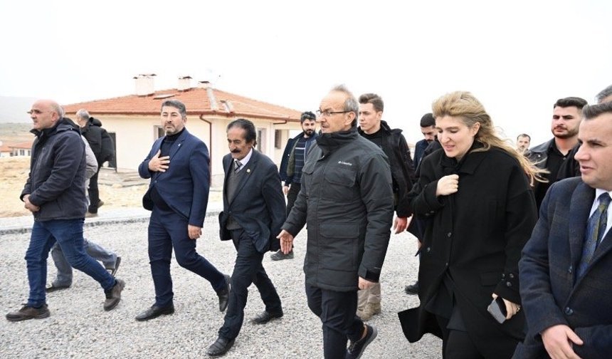 Vali Seddar Yavuz Akçadağ’da sahaya indi:  Eksikleri birlikte tamamlayacağız