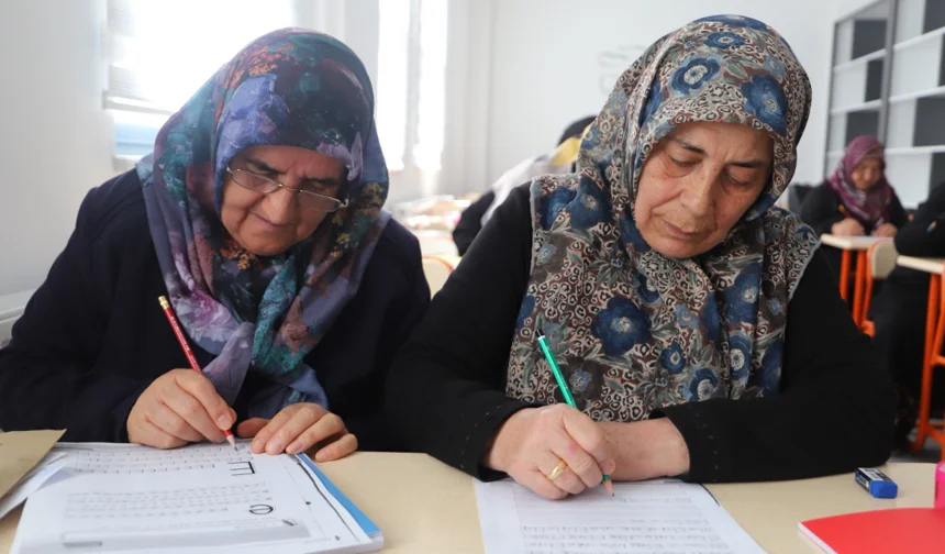 Karnesini okuyamadıkları çocuklarının gururu oldular!