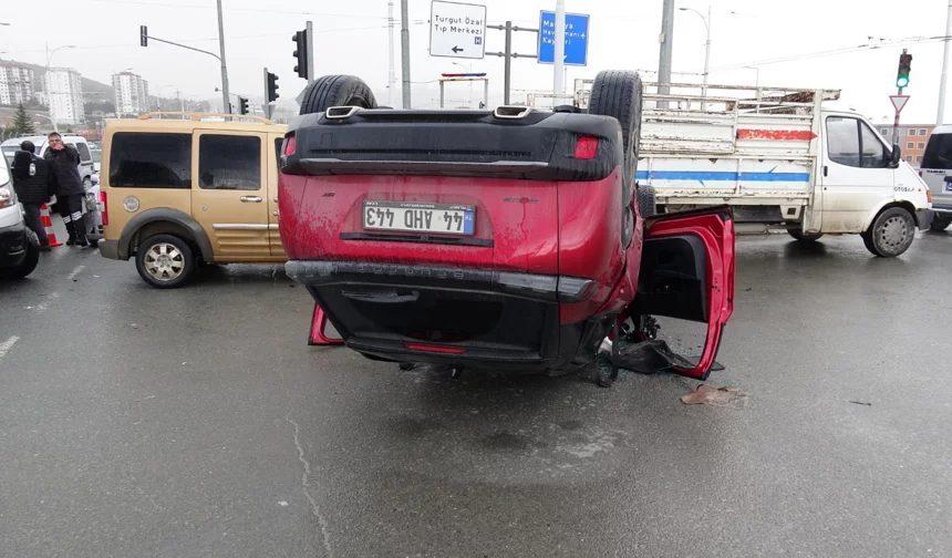 Malatya’da hastane kapısında trafik kazası! Araç ters döndü