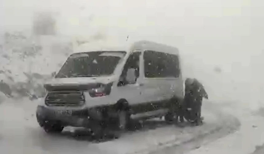 Malatya’da nisan ayı: Pütürge yolunda araçlar karda mahsur kaldı