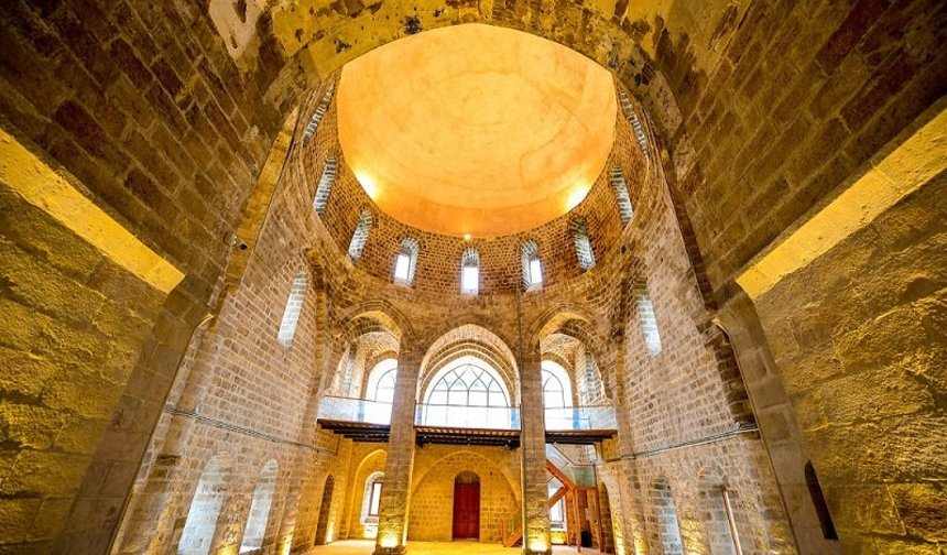 Malatya'nın göbeğinde 131 yıllık yapı: Kubbedeki 'El ele tutuşan kadınlar' kim?