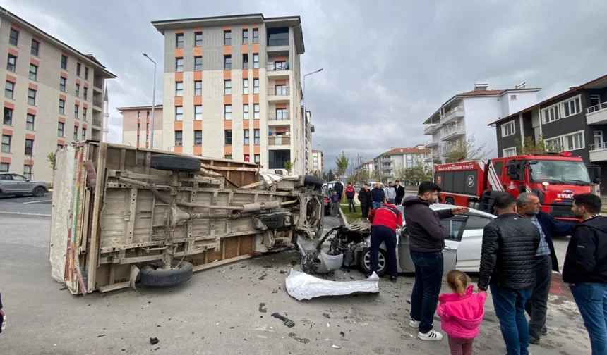 Yeşilyurt’ta otomobil kamyoneti devirdi! 1 yaralı