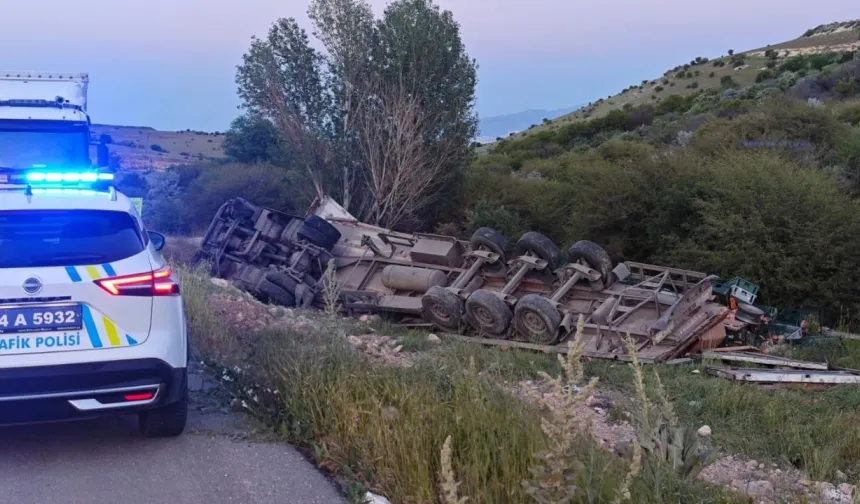 Akçadağ yolunda TIR devrildi, ekmekler yola savruldu