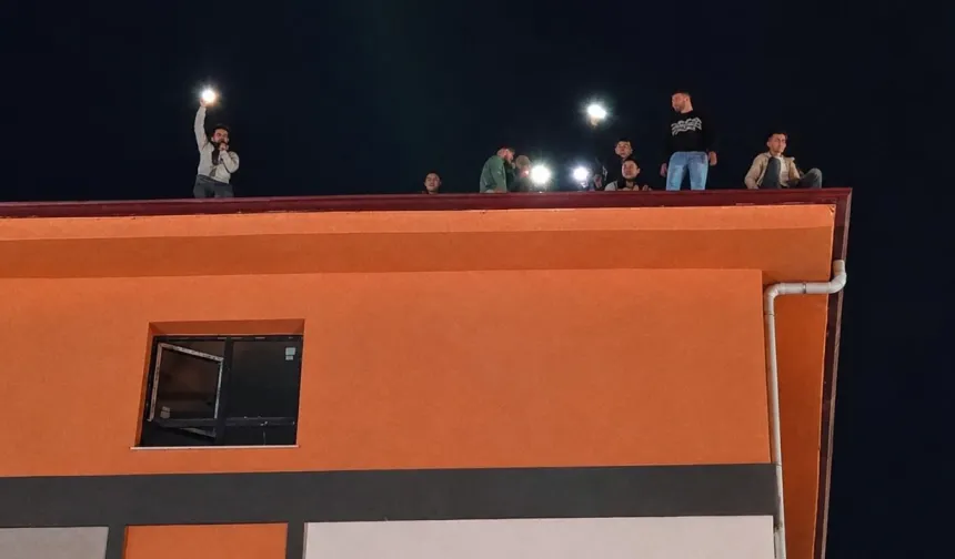 Bostanbaşı TOKİ şantiyesinde, maaşlarını alamayan işçiler çatıya çıktı!