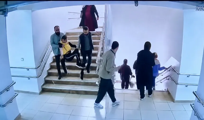 Depremde engelli öğrenciyi kucaklarında taşıyan öğretmenler duygulandırdı