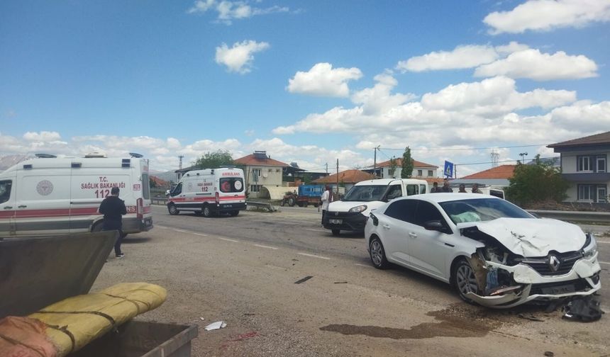 Doğanşehir'de iki araç çarpıştı! Ekipler seferber oldu: Yaralılar var