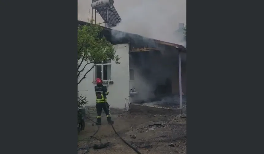 Elazığ'da korkutan ev yangını: Çatı alev alev yandı