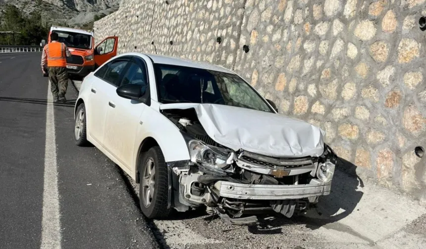Erkenek geçidinde kaza: Araç duvara tosladı!