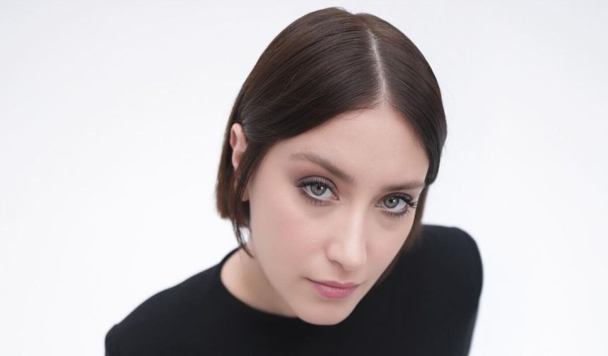 Hazal Kaya'nın Gala Tarzı Çok Konuşuldu: Kırmızı Halıda Dikkat Çeken Tercih