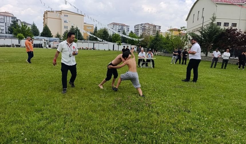 Malatya er meydanında tozu dumana kattılar: Genç yiğitlerin nefes kesen mücadelesi!