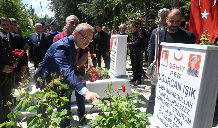 Malatya’da 'Atalar kültü' geleneği: Vali Yavuz Şehitlikte vatanın asıl sahiplerine selam durdu!