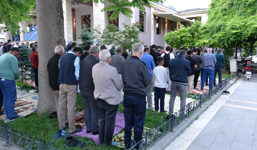 Malatya'da bayram coşkusu camilerden taştı! İşte ilk kareler ve bayramlaşma anları