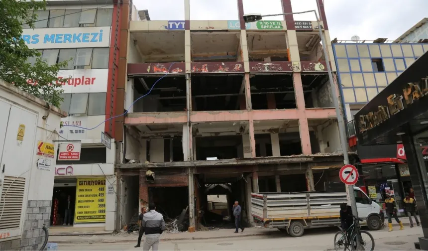Malatya’da korkutan tablo: 5.6’lık sarsıntı ağır hasarlı binaları yeniden gündeme getirdi!