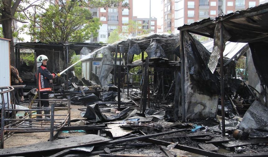 Malatya'da korkutan yangın: Barguzu Caddesi'nde alevler konteynerleri sardı!