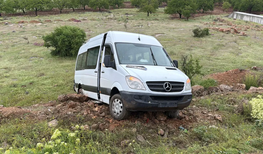Malatya’da yolcu minibüsü şarampole devrildi: 2 yaralı