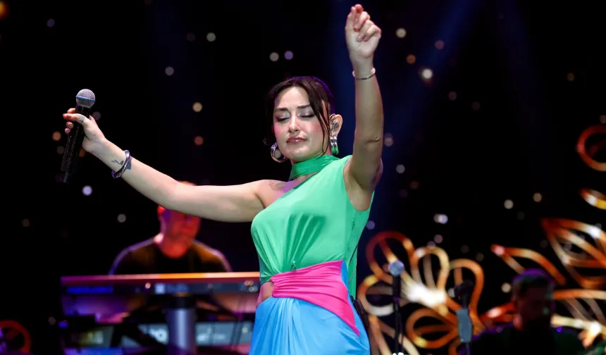 Melek Mosso Alanya'da festivalde sahne aldı
