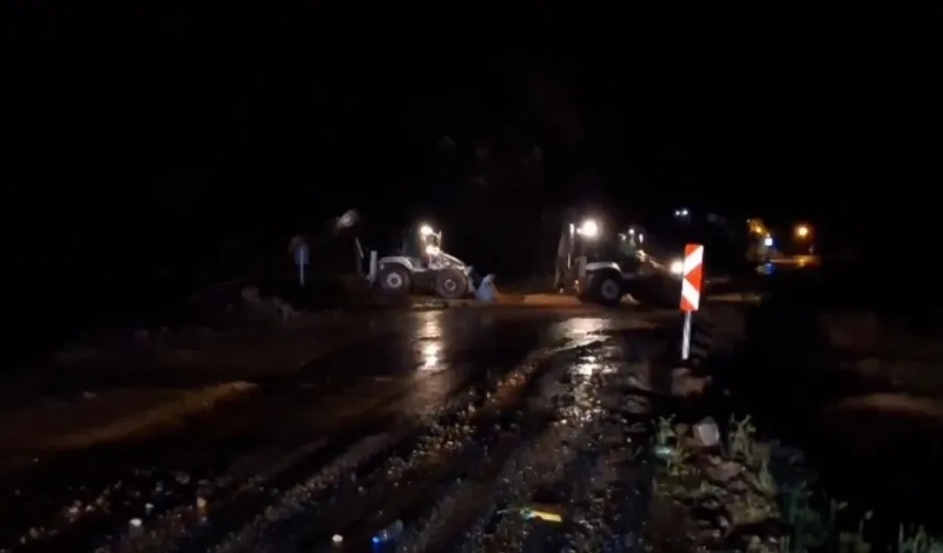 Sağanak alarmı! Heyelan ve kaya düşmeleri yolları kapattı