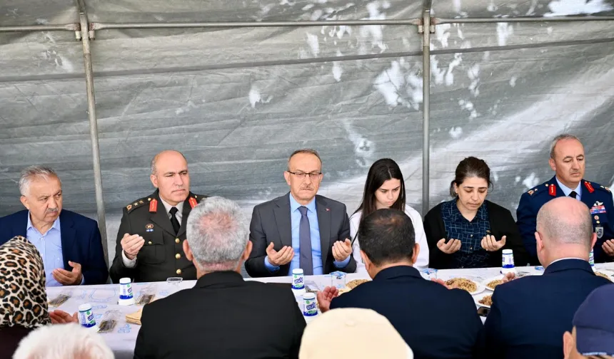 Tam 25 yıl sonra aynı yerde: Gökyüzündeki saygı geçişi herkesi ağlattı