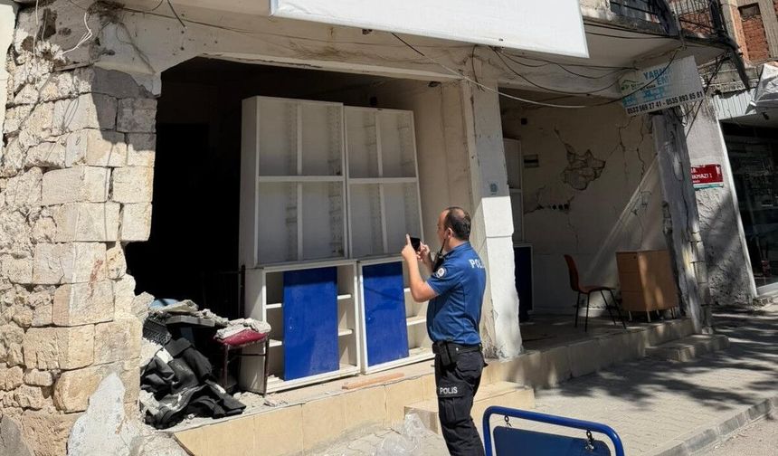 Adıyaman'da ölümle burun buruna! Metruk binadan düşen parçalar mahalleliyi canından bezdirdi