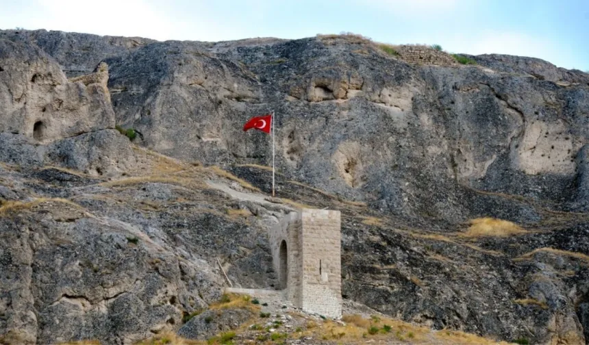 Altı uçurum, arkası mezarlık, girişi dağ: Darende’nin zirvesindeki kadim kilit!