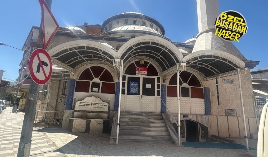 Katar'ın yenilediği camii hizmette! Ancak cemaat sokağa taşıyor