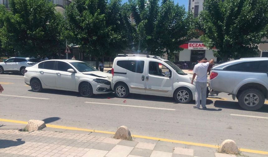 Malatya Çilesiz’de aynı sokakta aynı anda iki ayrı trafik kazası