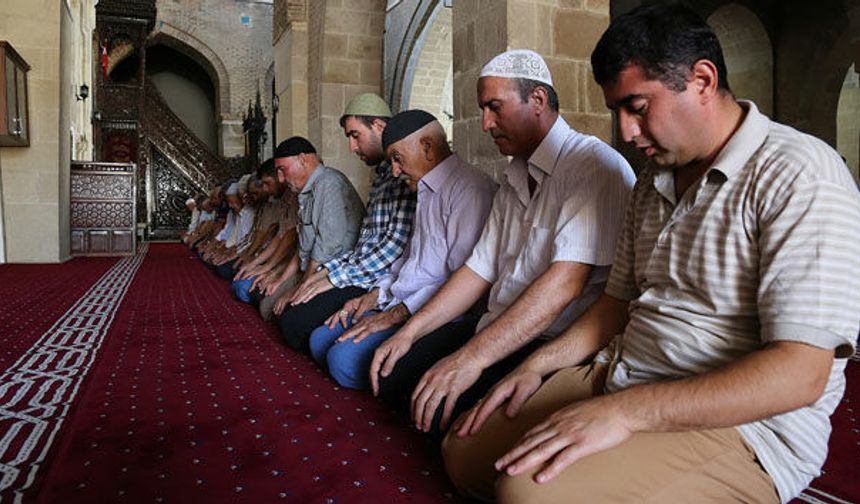 Kışla, okul ve fabrikalarda cuma namazı kılınır mı ve Malatya ezan vakitleri