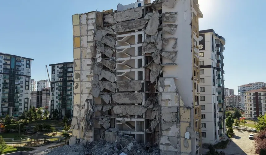 Malatya’da görülmemiş olay: Makineler kıramadı, yıkım resmen durdu!