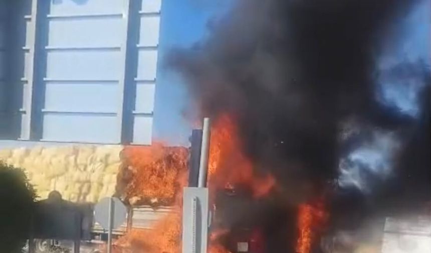 Malatya'da saman yüklü TIR alev alev yandı