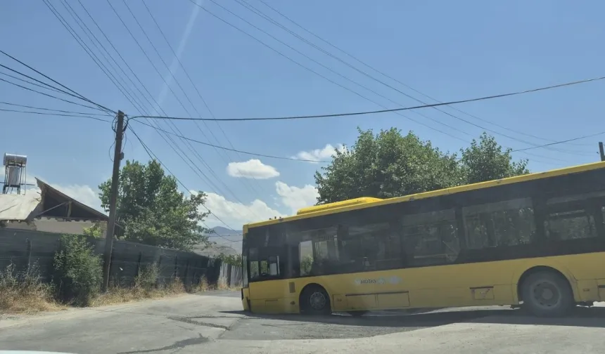 Malatya’da trajikomik hata! MOTAŞ otobüsü asfalt yüzünden havada kaldı