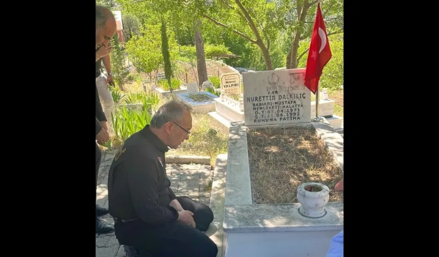 Vali Yavuz yine gönülleri fethetti: Şehidin kabri başındaki o hareketi takdir topladı