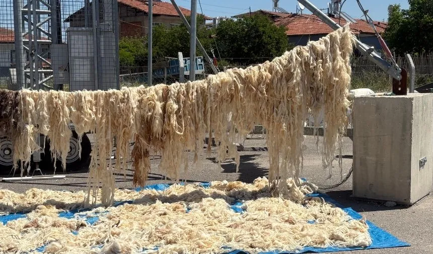 Malatya'da kadınlar kolları sıvadı: Yaz geldi, kışlıklar kaldırılıyor