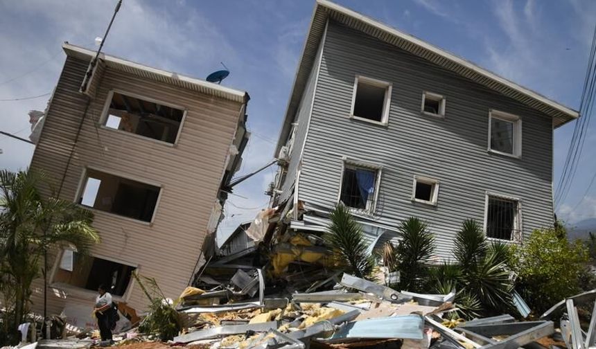 "Derin bir acı içindeyiz" diyerek duyurdu: Deprem felaketinin ardından 7 günlük ulusal yas!
