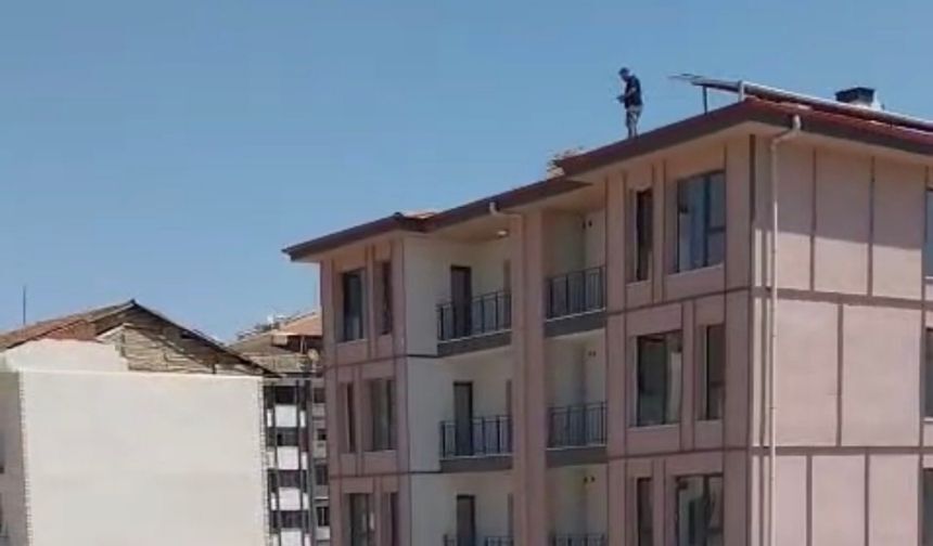 Bakan gelmeden Malatya TOKİ’de alacak eylemi: Parasını alamayan işçi çatıya çıktı!