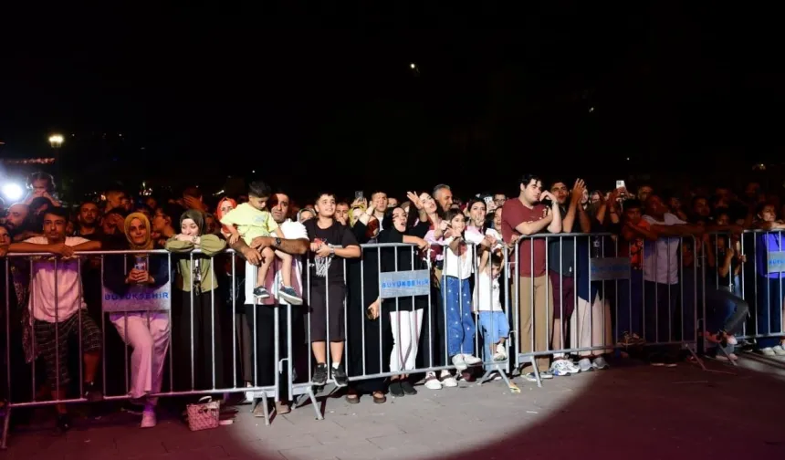 Coşku, hüzün ve Fahri Kayahan! Malatya dün gece hem halay çekti hem gözyaşı döktü