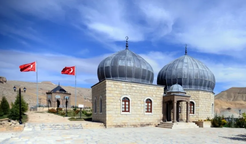 Darende’deki bu türbe Kerbela’yı hatırlatıyor! İşte arkasındaki mimari sır