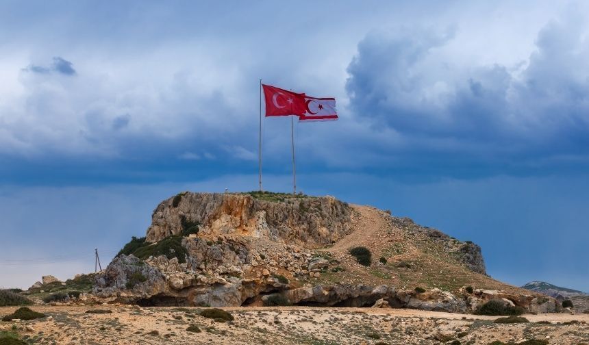 Karanfiller şehitler için bırakıldı: Kıbrıs'ta 15 Temmuz anmasında duygulandıran kareler