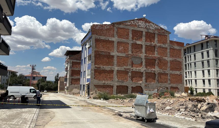 Malatya’da 4 katlı binada panik: Kolon sesleri sonrası sokak kapatıldı, bina mühürlendi!