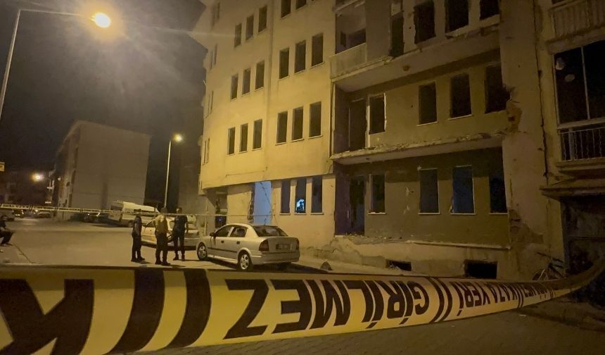 Malatya’da ağır hasarlı binanın çatısından atlayan şahıs hayatını kaybetti