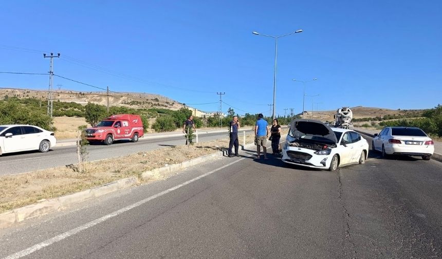 Malatya’da Arguvan kavşağı’nda lastik patladı, otomobil karşı şeride geçti