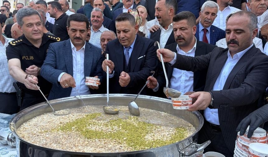 Malatya'da aşure programına damga vuran mesajlar: "Biat etmeden, kimseye boyun eğmeden"