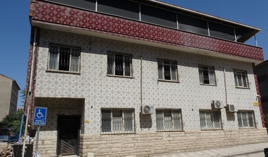Malatya'da temel kazısı felakete davetiye çıkardı: Mühürlenen binadan parçalar kopmaya başladı!