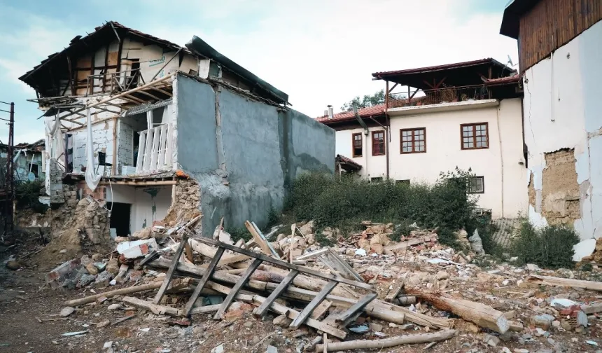 Malatya’da halen yıkılmayı bekleyen yapılar için Valilik düğmeye bastı: Tam 56 bin metrekare!