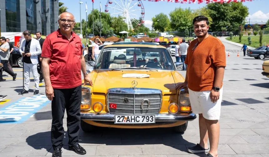 Malatya’da klasik Mercedes rüzgârı: Kayısı rengindeki araç dikkat çekti