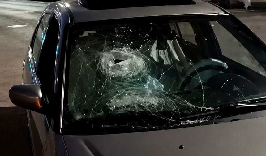 Malatya’da tepki çeken yol: Yüksek logar kapağı otomobili hurdaya çevirdi