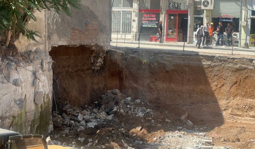 Malatya’da yerinde dönüşümde korku dolu anlar! Temel kazılırken toprak kaydı, o bina boşaltıldı