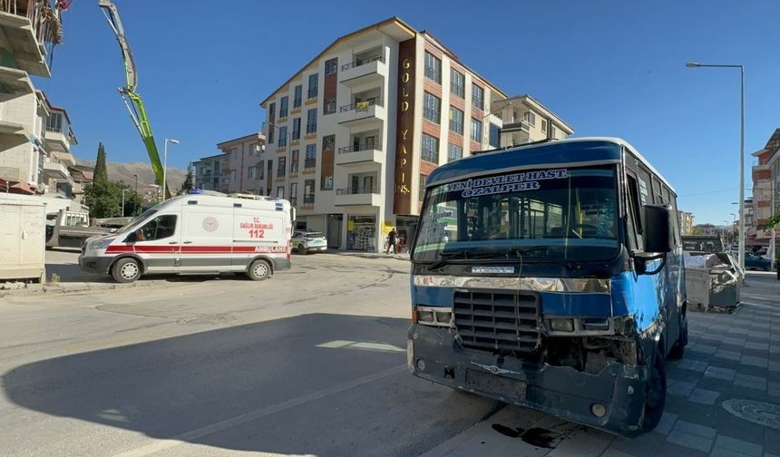 Özalper Mahallesi’nde 3 araç birbirine girdi: 7 yolcu hastanelik oldu